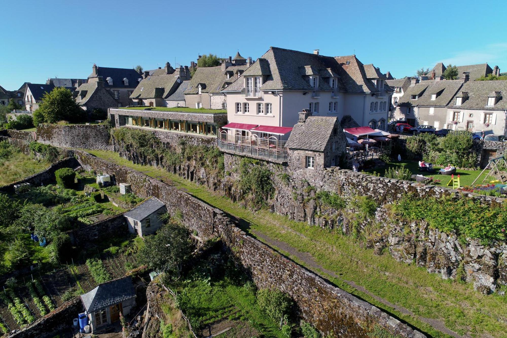 Logis Hotel Restaurant & Spa Les Remparts Salers Exteriör bild